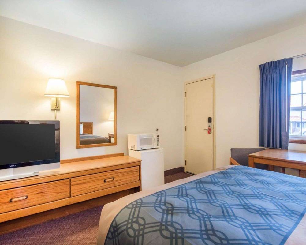 Econo Lodge 3