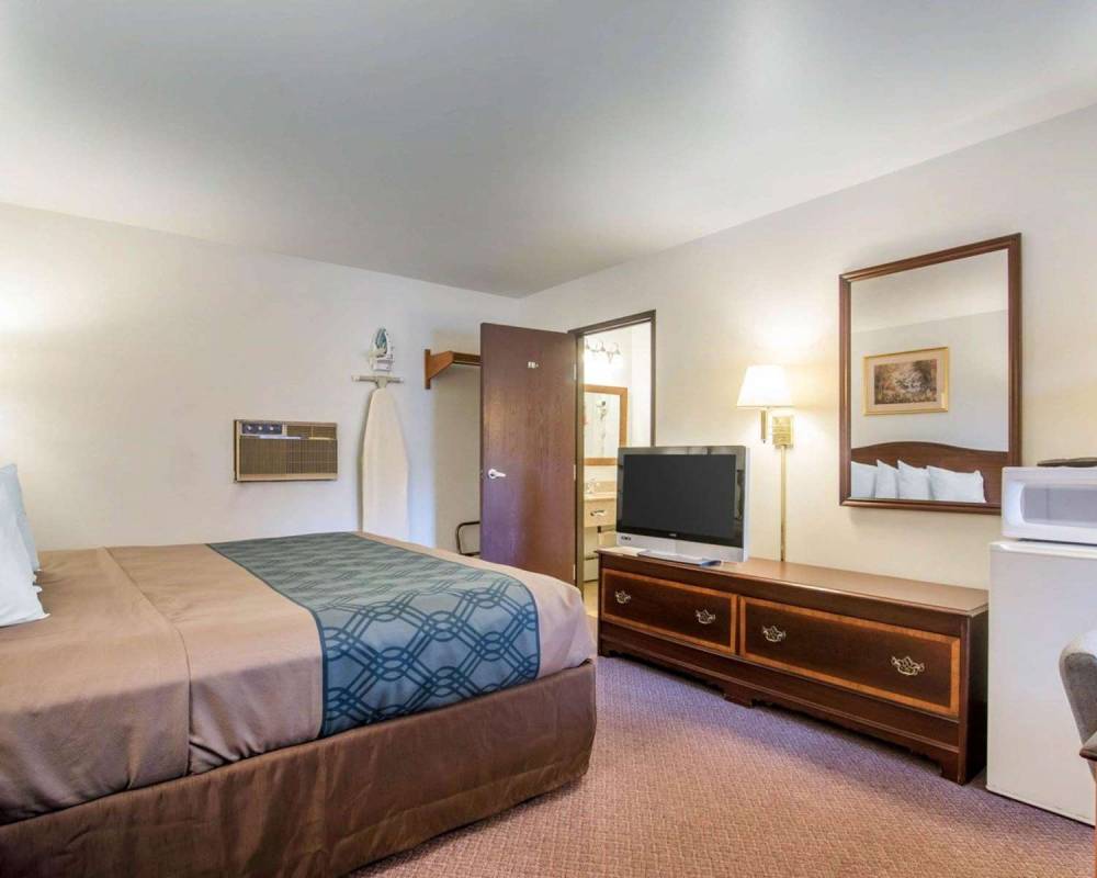 Econo Lodge 8
