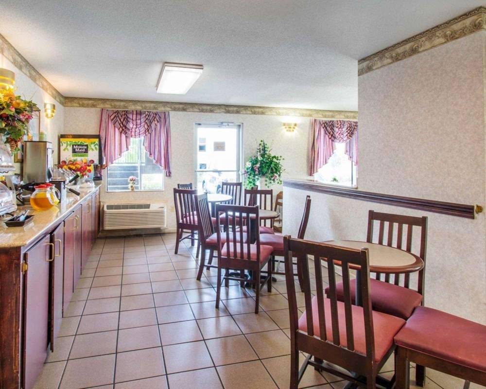 Econo Lodge 2