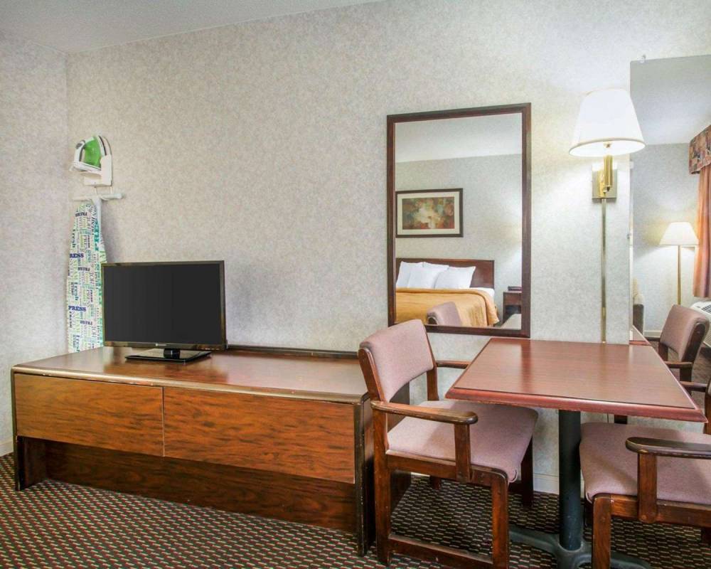 Econo Lodge 3
