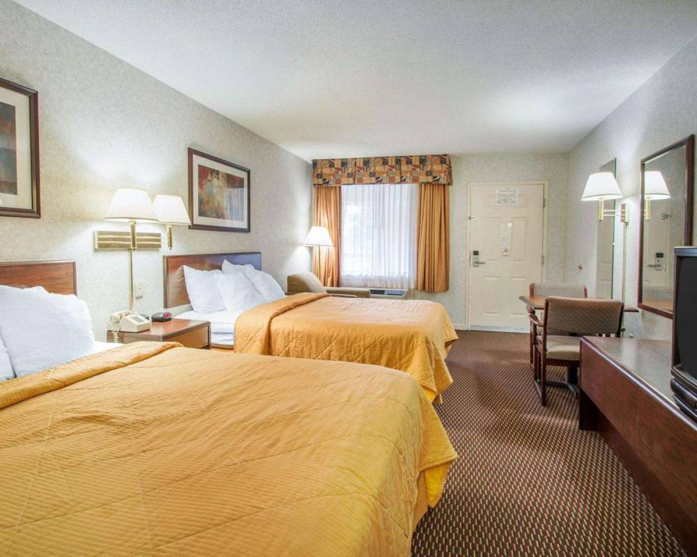 Econo Lodge 4