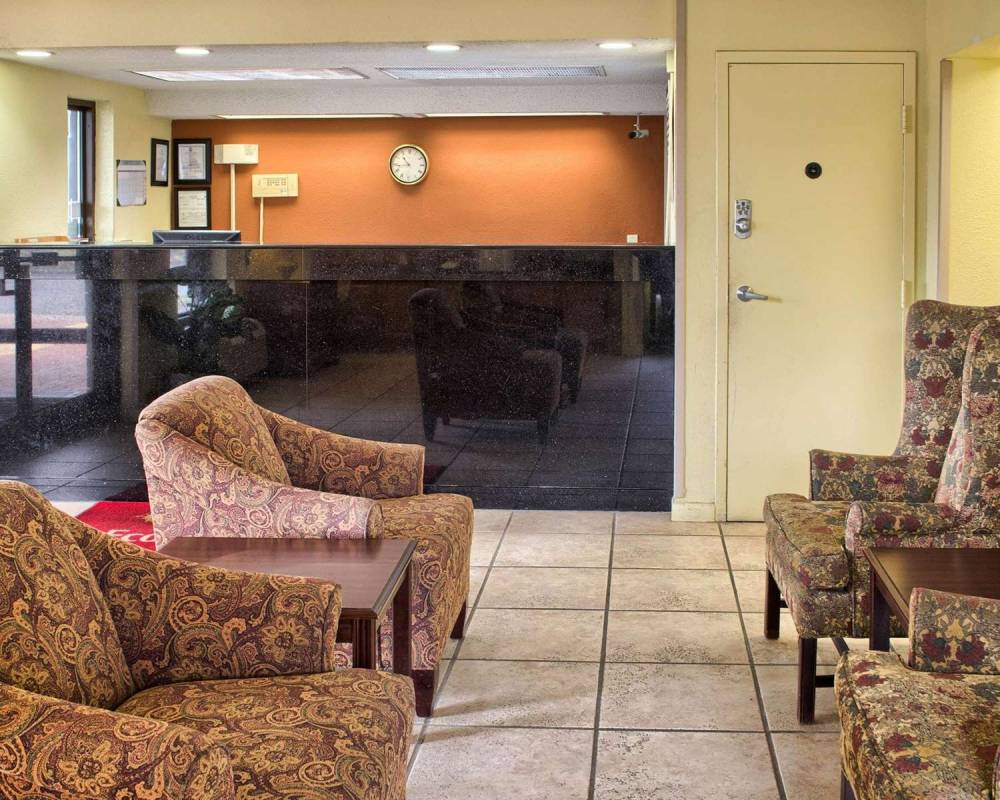 Econo Lodge 9
