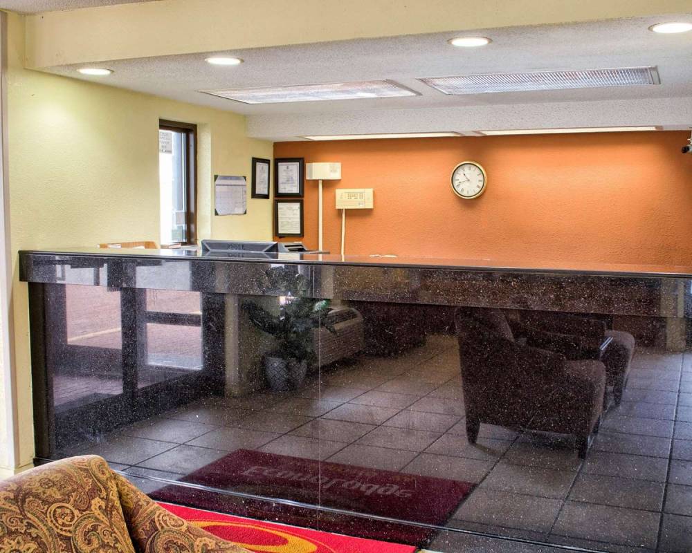 Econo Lodge 8