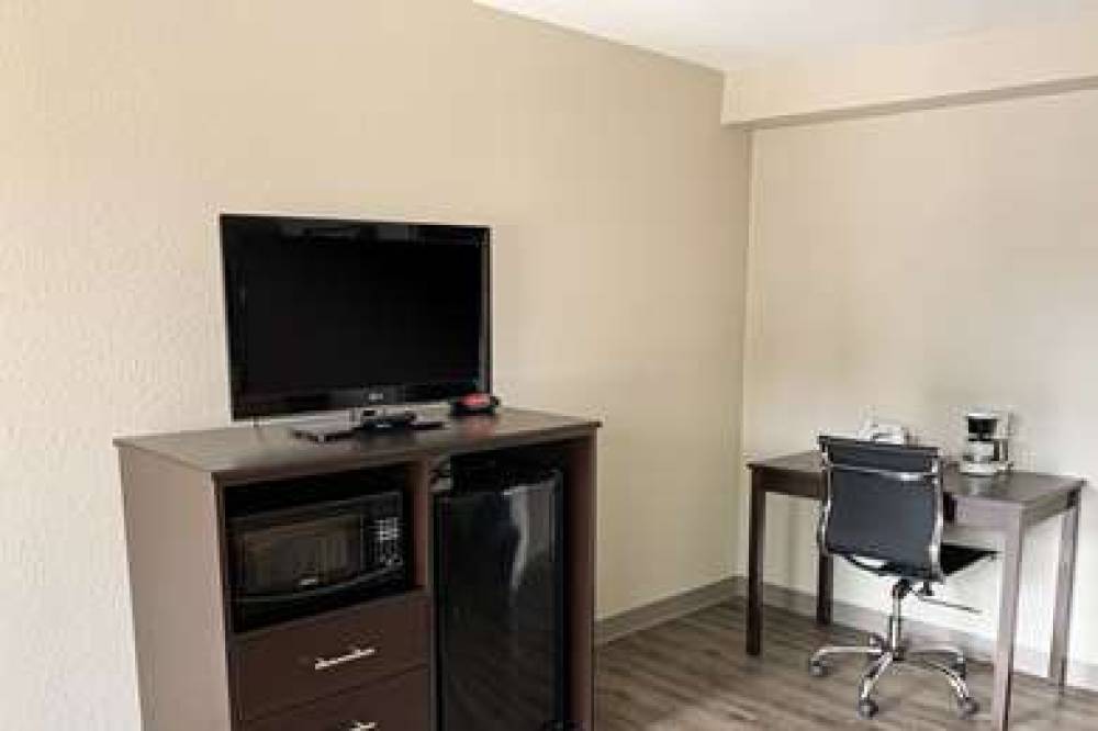 Econo Lodge 7