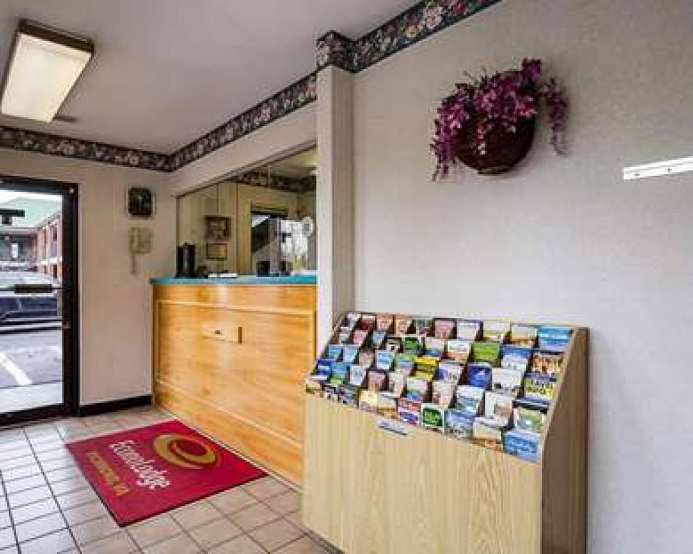 Econo Lodge 6