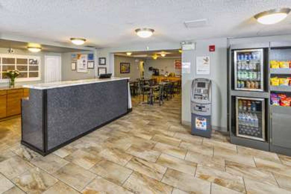 Econo Lodge 6
