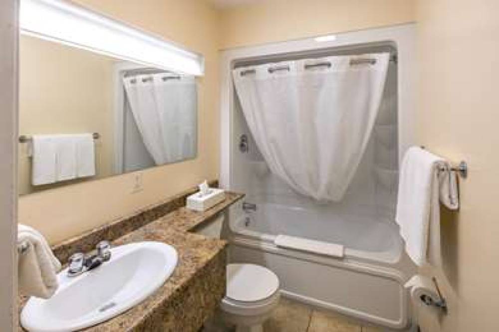 Econo Lodge 8