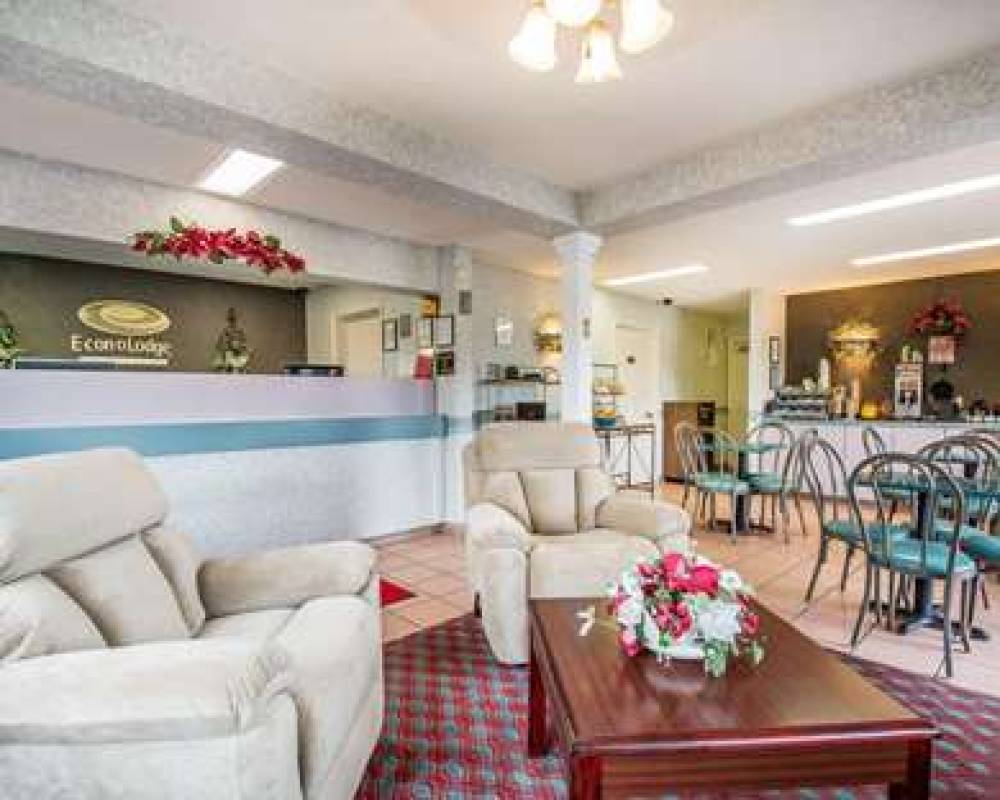 Econo Lodge 8