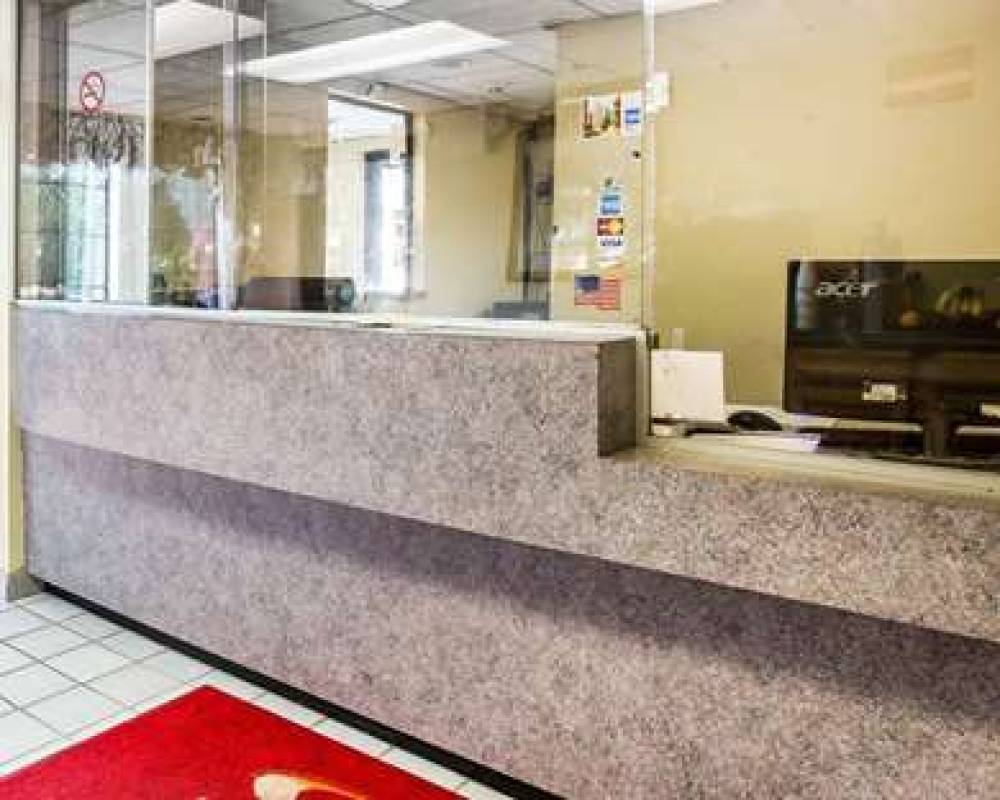Econo Lodge 9