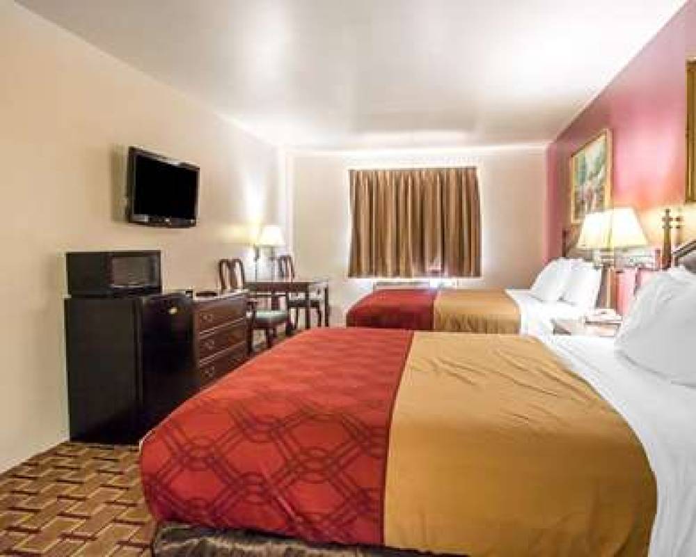 Econo Lodge 8