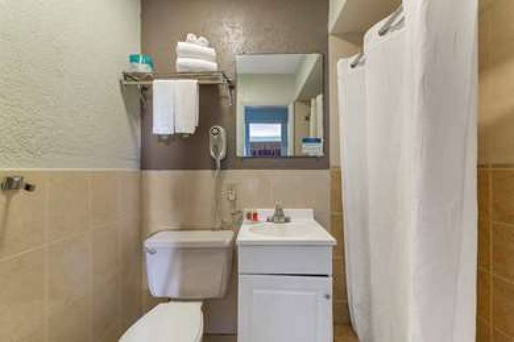 Econo Lodge 7