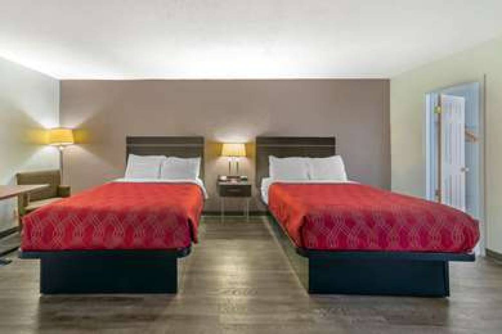 Econo Lodge 6