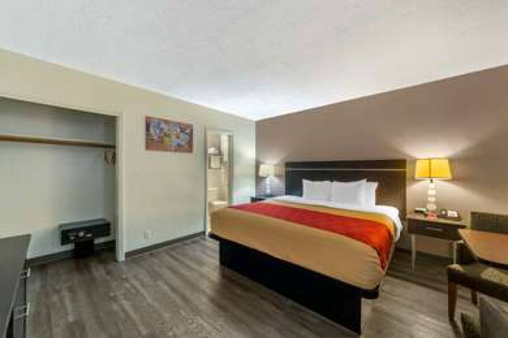 Econo Lodge 8