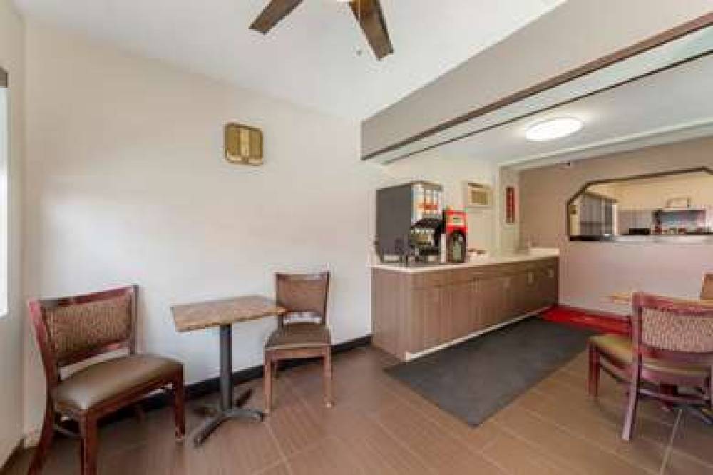 Econo Lodge 3