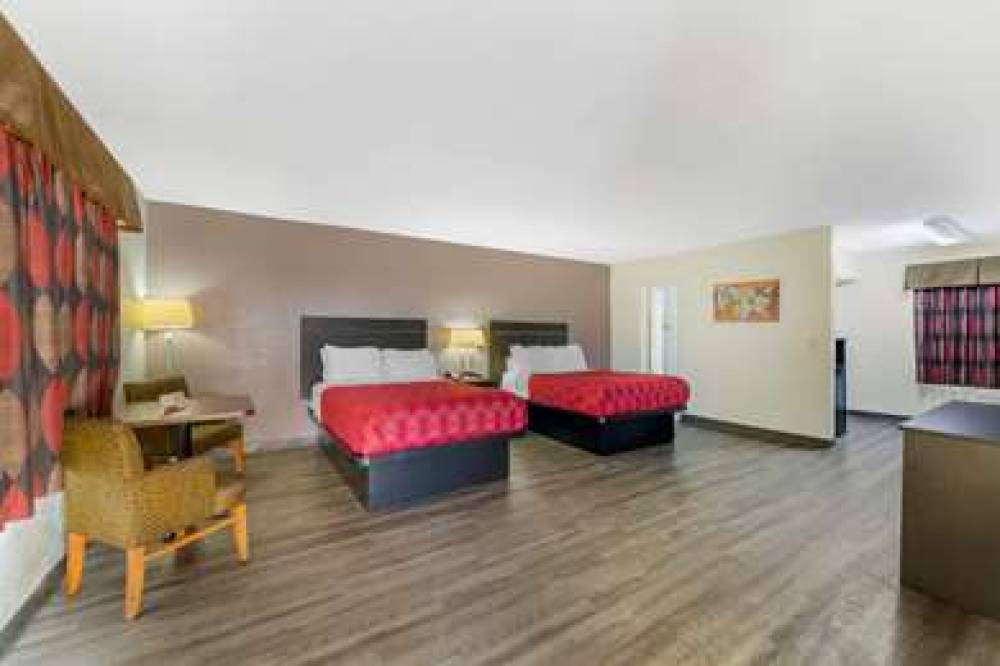 Econo Lodge 4