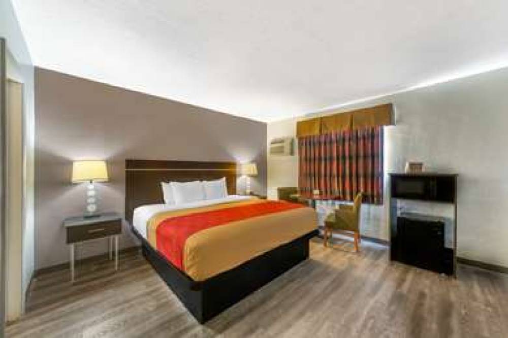 Econo Lodge 9