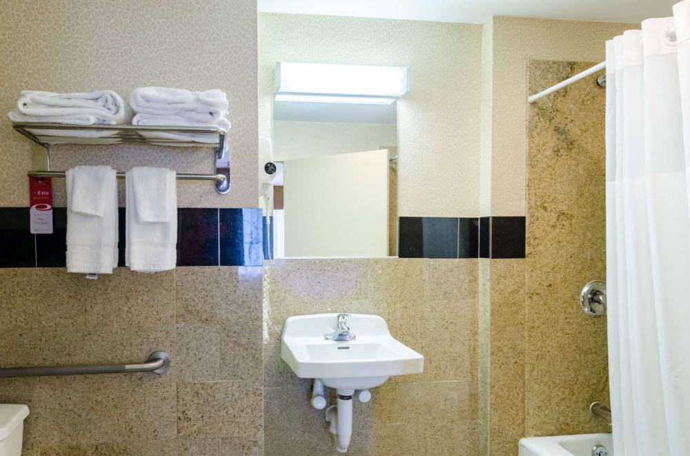 ECONO LODGE 8