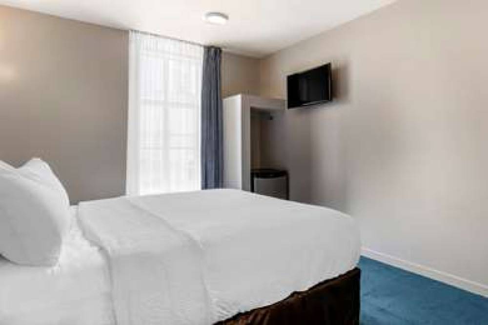 ECONO LODGE 7