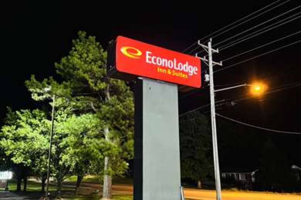 ECONO LODGE INN AND SUITES CENTERVI 7