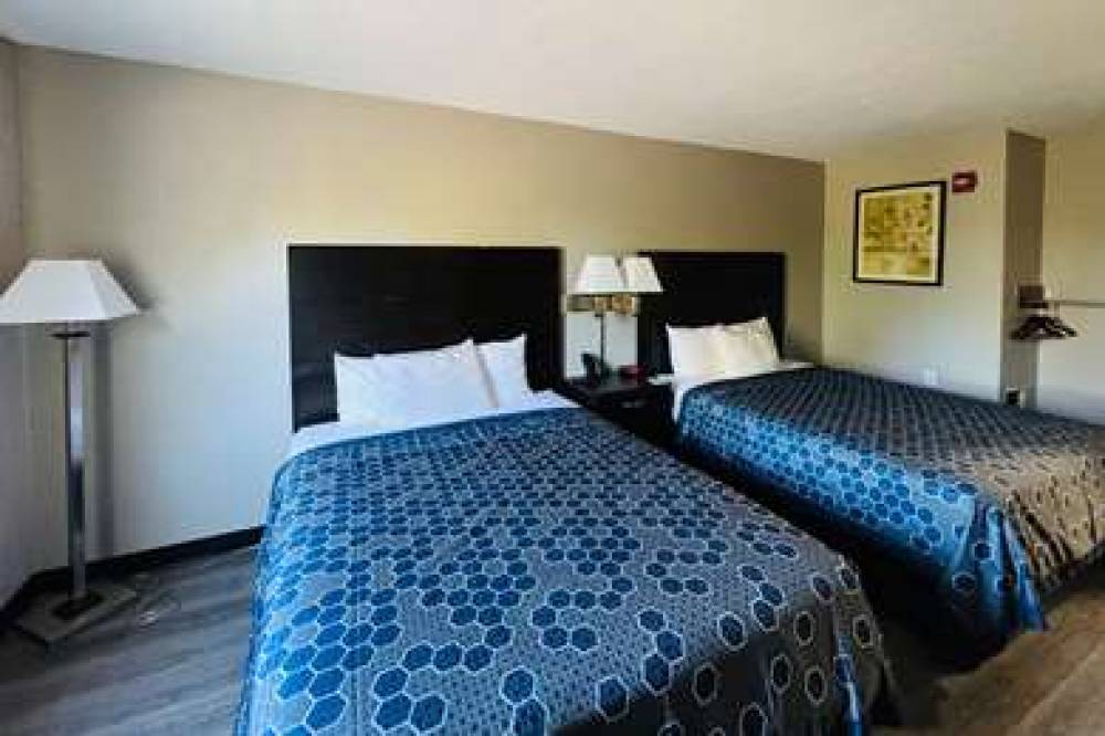 ECONO LODGE INN AND SUITES CENTERVI 2