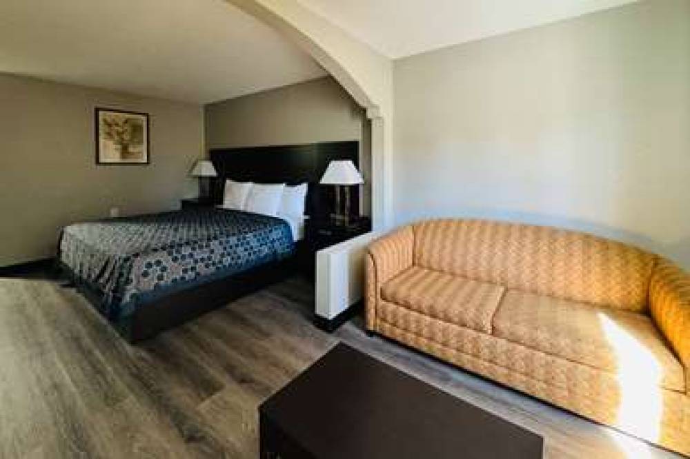 ECONO LODGE INN AND SUITES CENTERVI 3