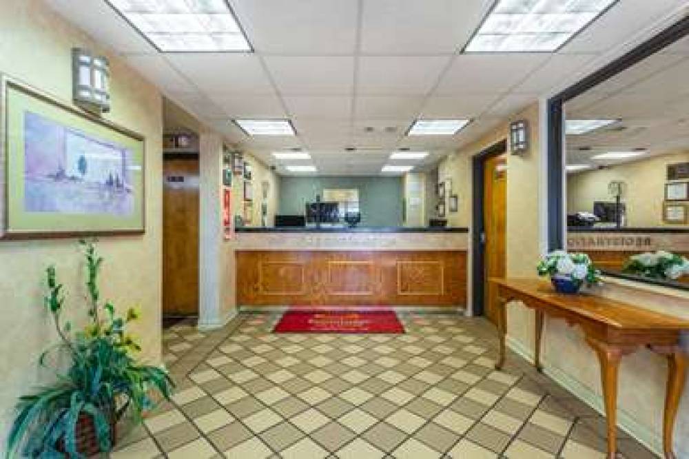 ECONO LODGE INN AND SUITES CLARKSVI 2