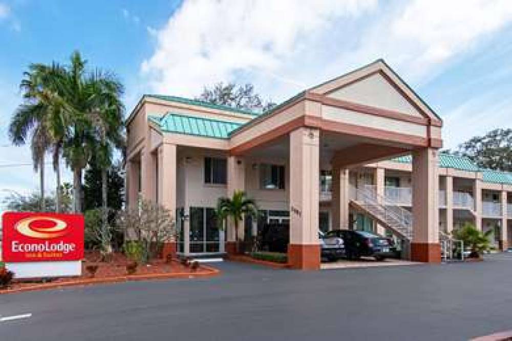Econo Lodge Inn And Suites Clearwat