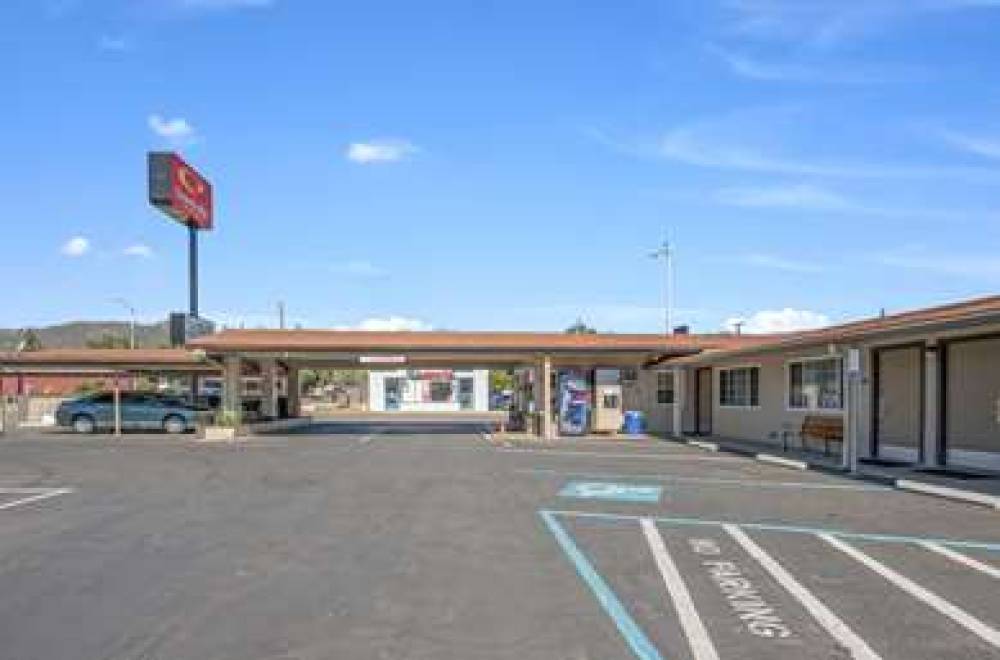 ECONO LODGE INN AND SUITES 10
