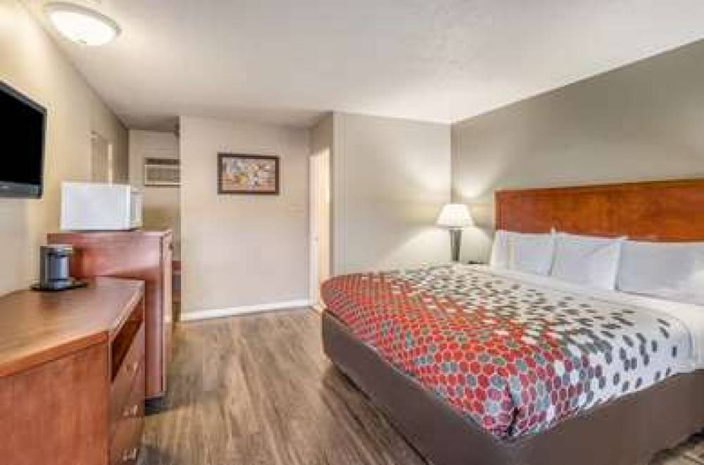 ECONO LODGE INN AND SUITES 6