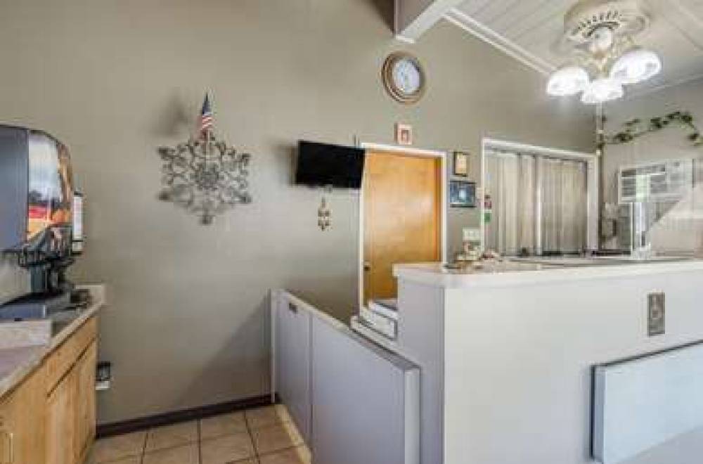 ECONO LODGE INN AND SUITES 7