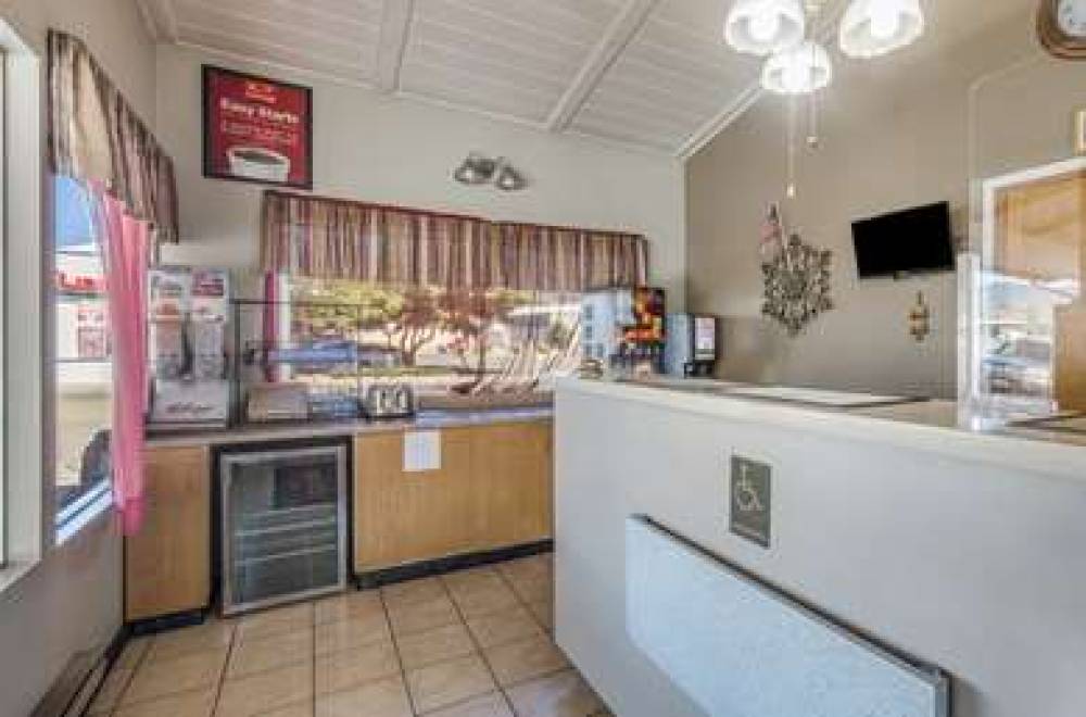 ECONO LODGE INN AND SUITES 8