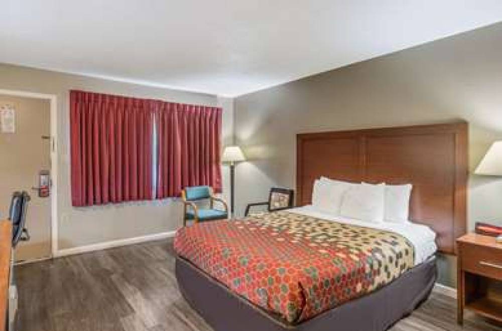 ECONO LODGE INN AND SUITES 3