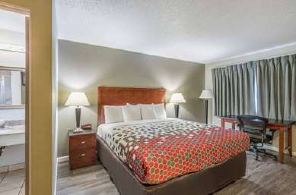 ECONO LODGE INN AND SUITES 4
