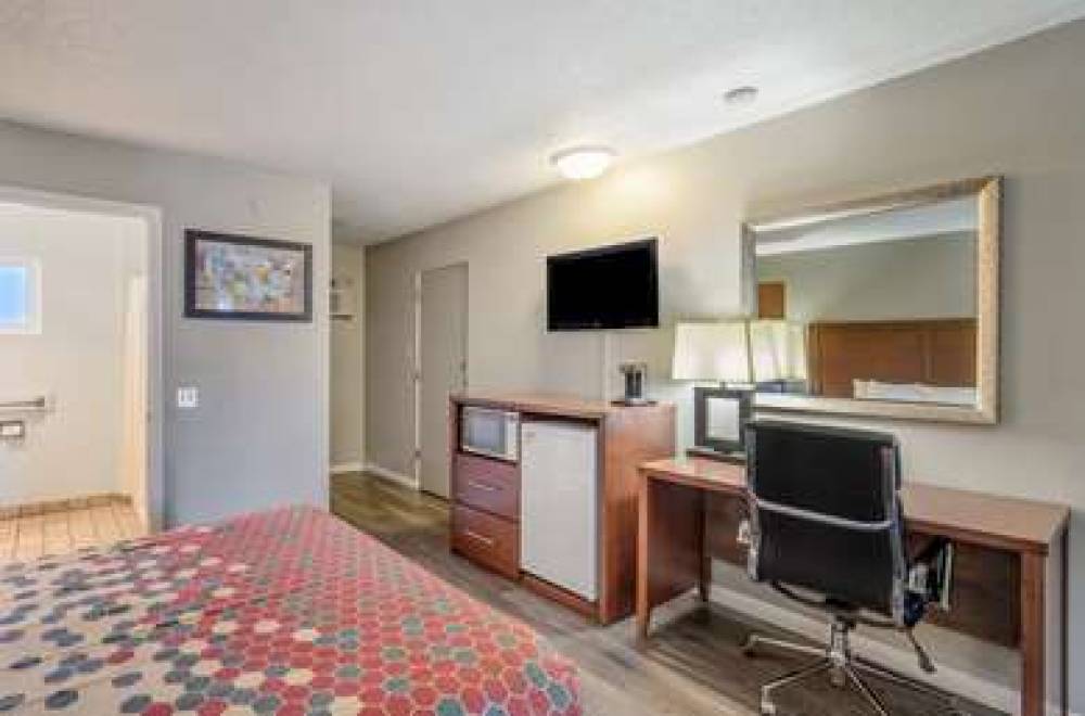 ECONO LODGE INN AND SUITES 1