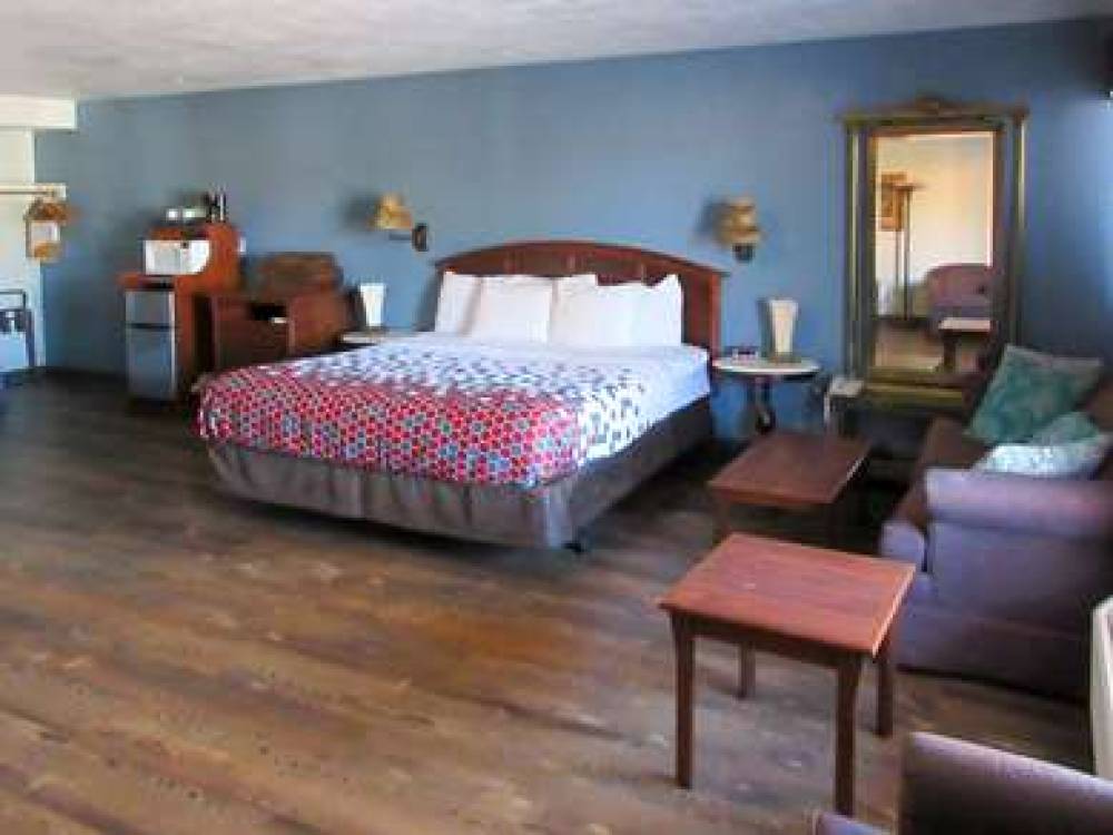 ECONO LODGE INN AND SUITES 9
