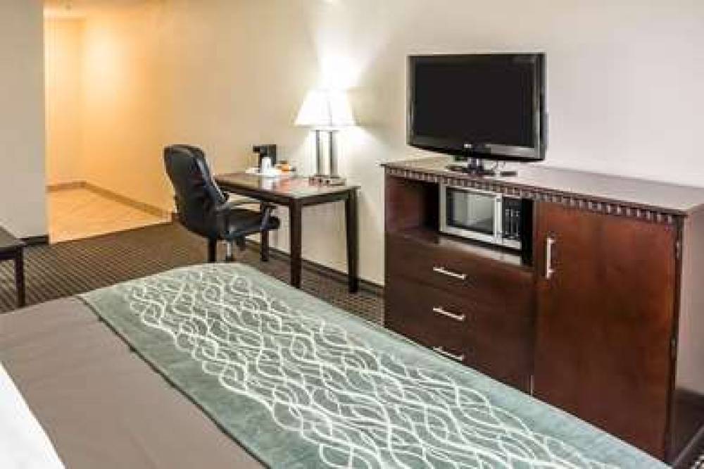 ECONO LODGE INN AND SUITES 7
