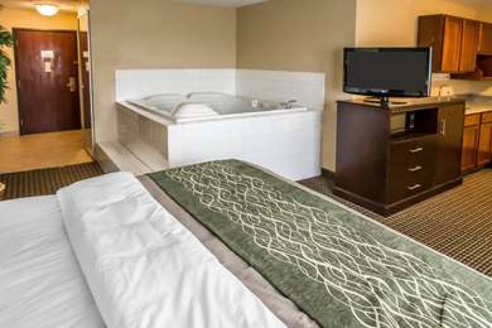 ECONO LODGE INN AND SUITES 9