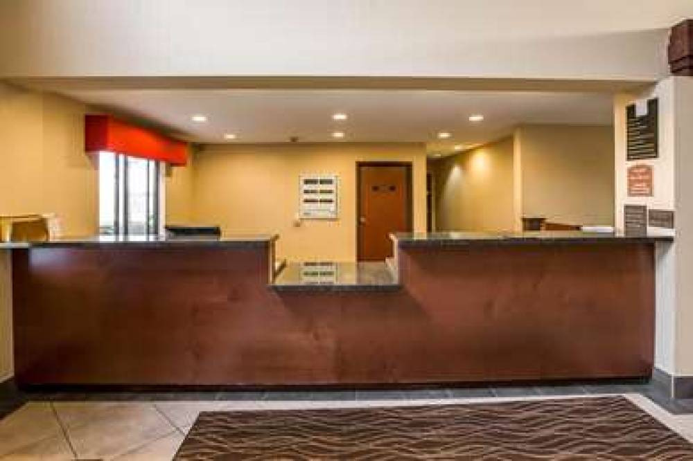 ECONO LODGE INN AND SUITES 3