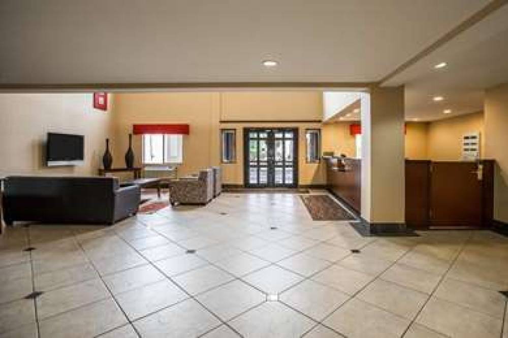 ECONO LODGE INN AND SUITES 4