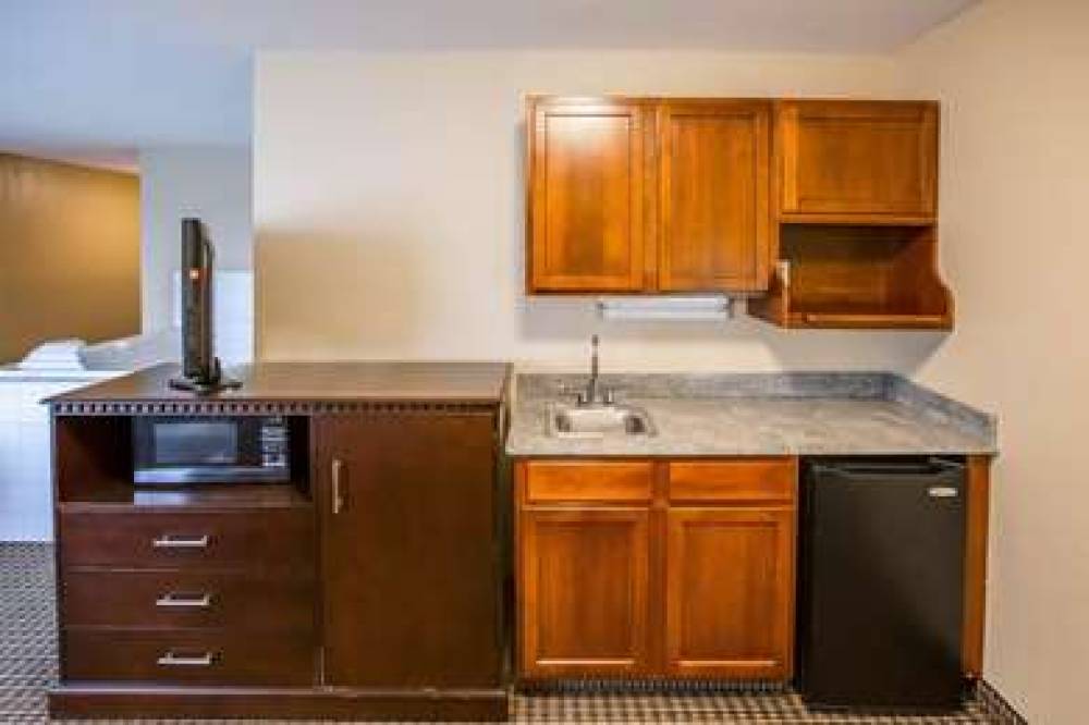ECONO LODGE INN AND SUITES 10