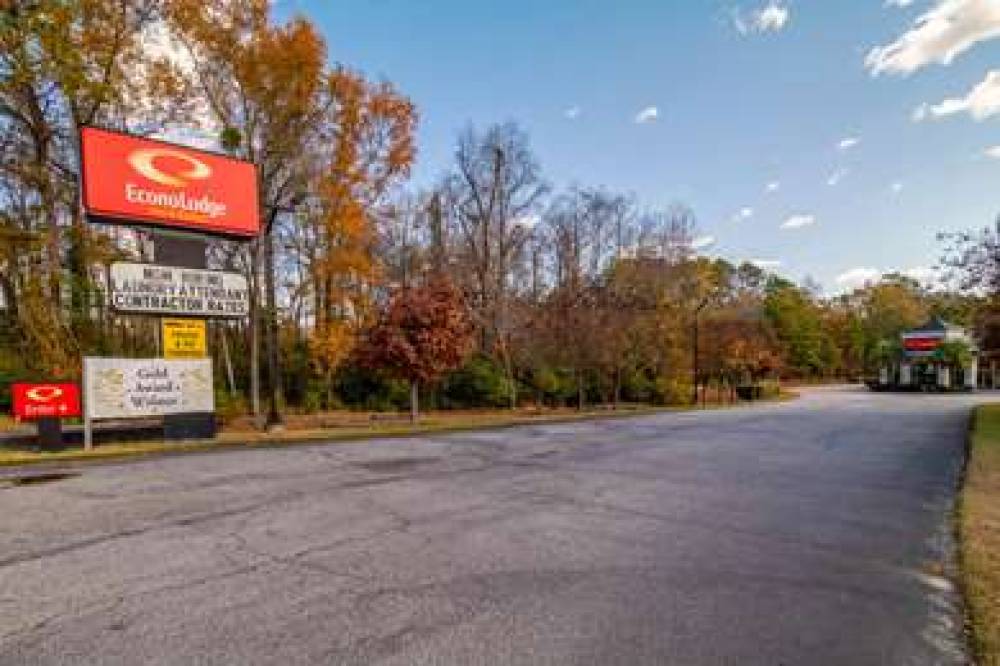ECONO LODGE INN AND SUITES 1