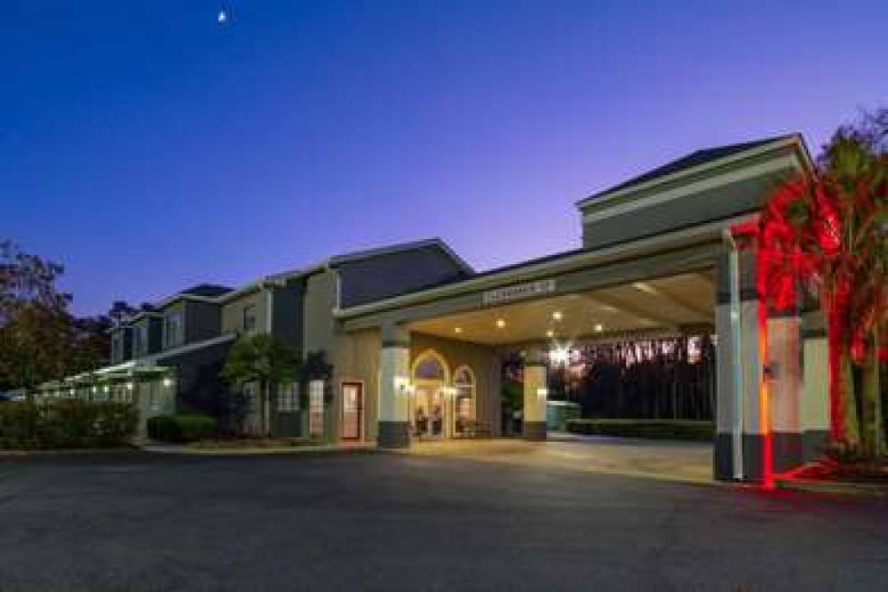 ECONO LODGE INN AND SUITES 8