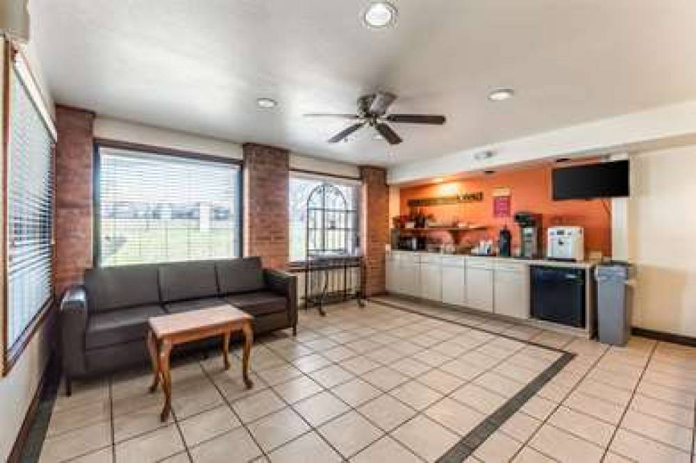 ECONO LODGE INN AND SUITES 6