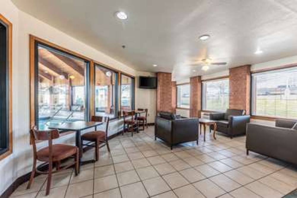 ECONO LODGE INN AND SUITES 5