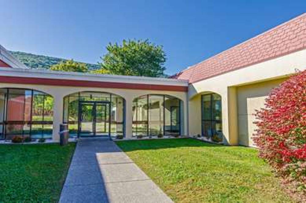 ECONO LODGE INN AND SUITES NORTON - 3