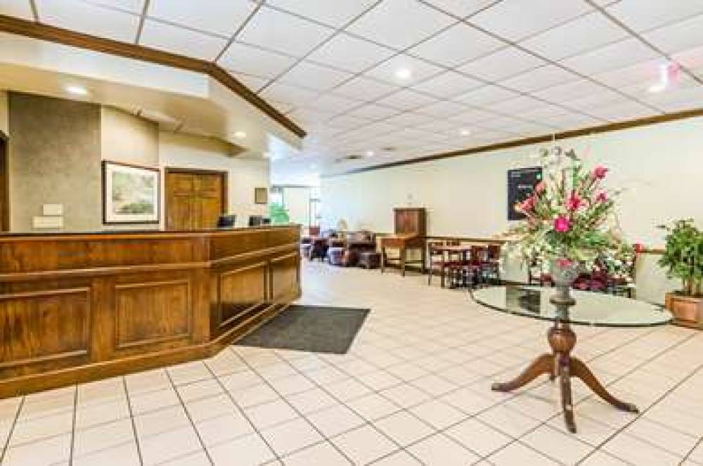 ECONO LODGE INN AND SUITES NORTON - 7