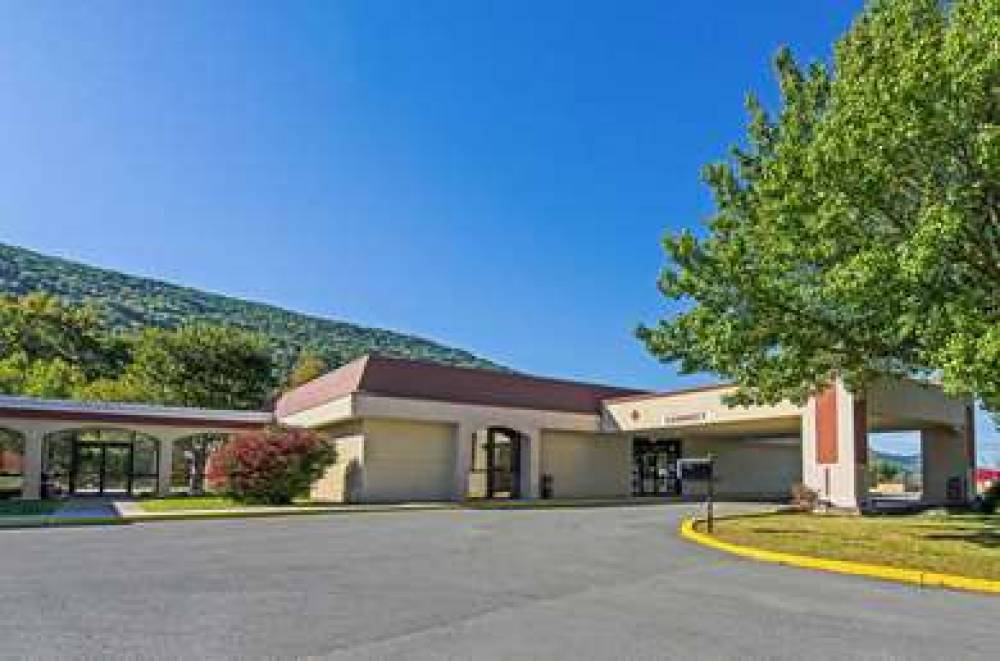 ECONO LODGE INN AND SUITES NORTON - 1