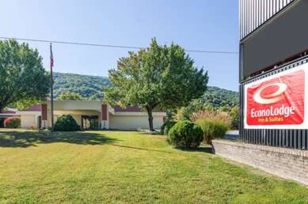 ECONO LODGE INN AND SUITES NORTON - 2