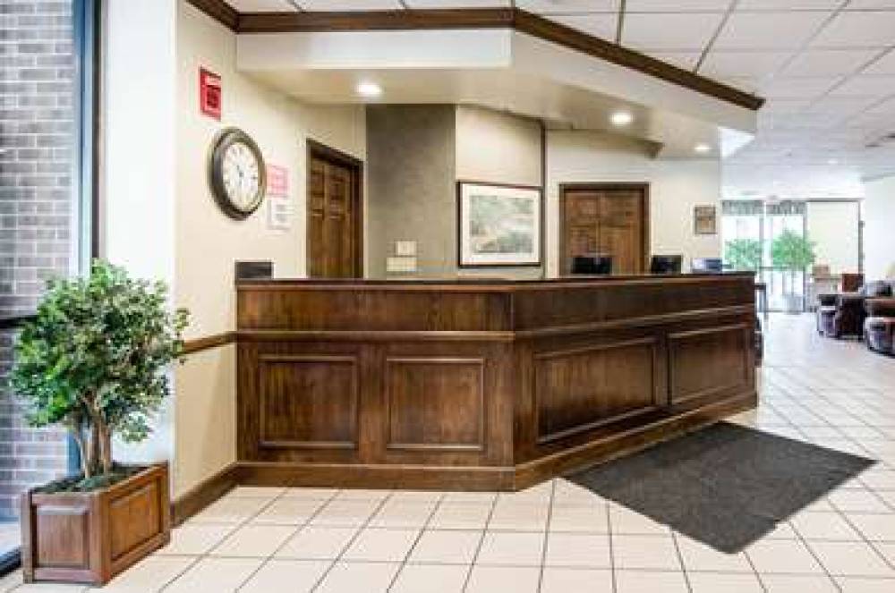 ECONO LODGE INN AND SUITES NORTON - 5