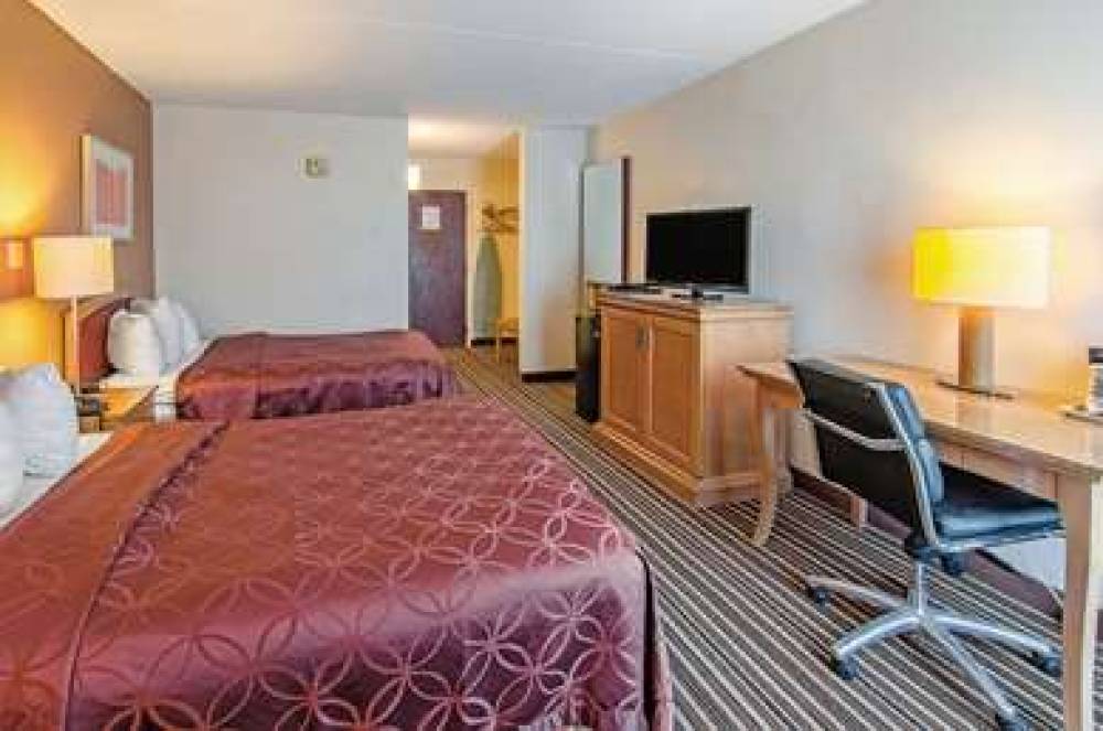 ECONO LODGE INN AND SUITES NORTON - 9